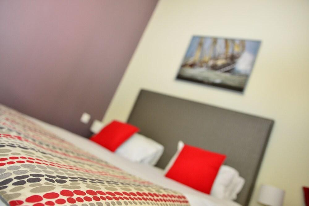 Hotel Fleur D'Epee Ле-Гозье Экстерьер фото